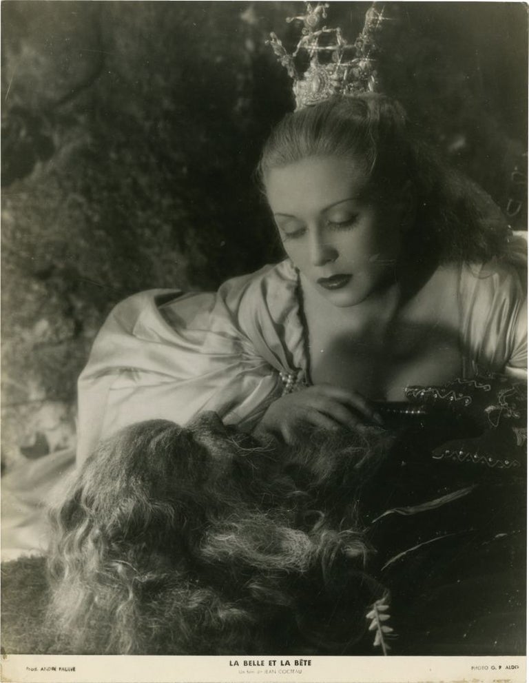 [Book #135592] La belle et la bete [Beauty and the Beast]. Jean Cocteau, G R. Aldo, Josette Day Jean Marais, director, photographer, starring.