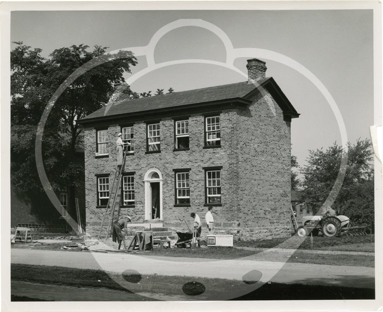 Archive of 15 photographs documenting the moving of Heinz House
