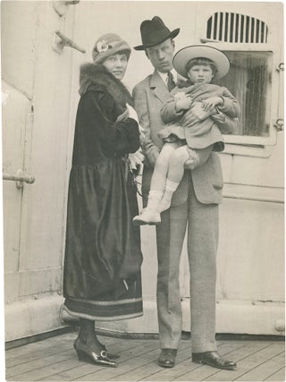 Book #160631] Original photograph of Sinclair Lewis with his family, circa 1921. Sinclair Lewis,...