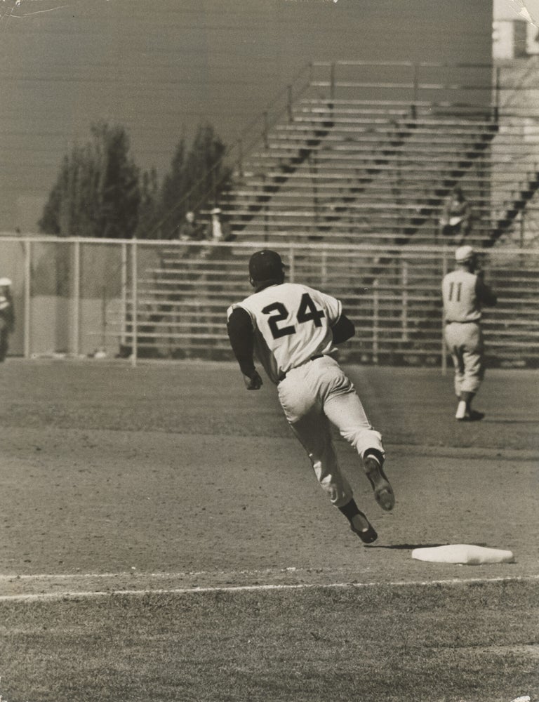Ted Streshinsky Original photograph of Willie Mays rounding the bases, circa 1961 ...