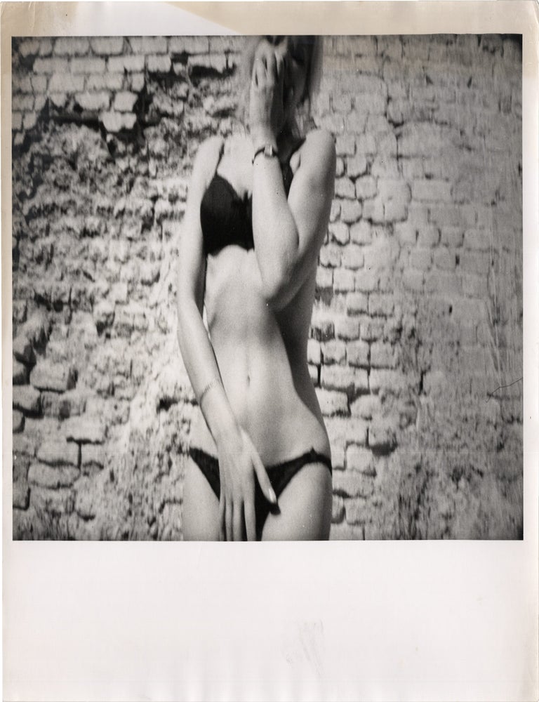 Book #167499] The Decadent Influence [Une fille et des fusils] (Original photograph from the 1965...